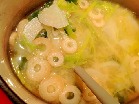 大根とネギとワカメと麩の味噌汁